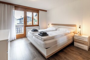 Comfort Condo, Balcony, Mountain View