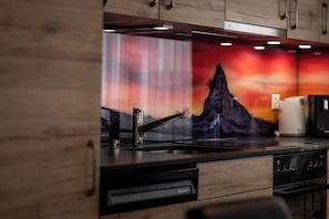コンフォート コンドミニアム バルコニー マウンテンビュー | 専用キッチン | 大型冷蔵庫、オーブン、コンロ、食器洗い機