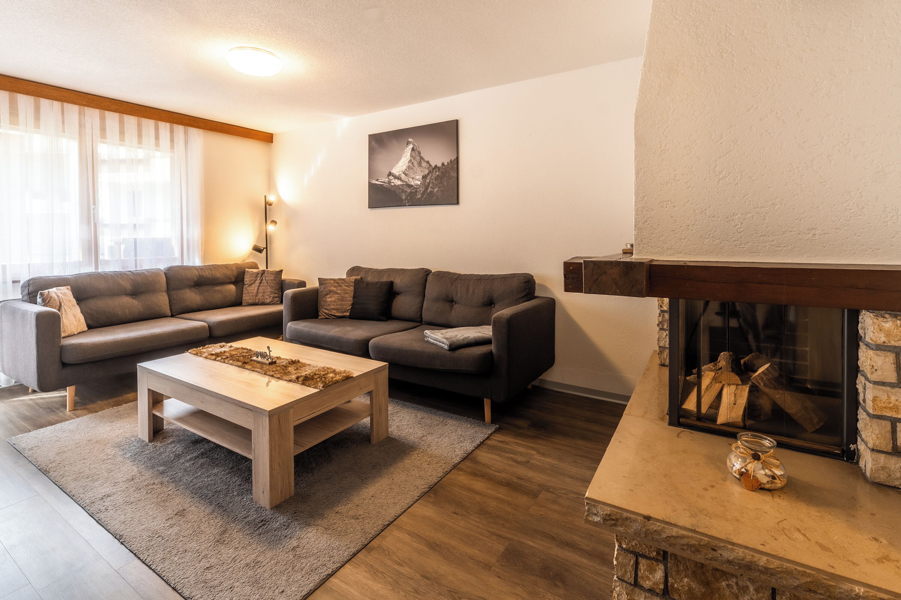 舒適公寓客房, 陽台, 山景 | 起居區 | 42-吋平面電視，提供有線頻道