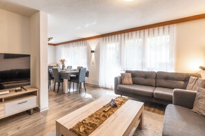 Comfort Condo, Balcony, Mountain View | Living area