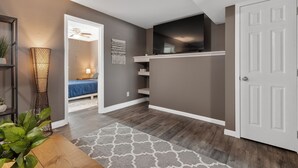 Un apartamento moderno con cocina, comedor y dormitorio.