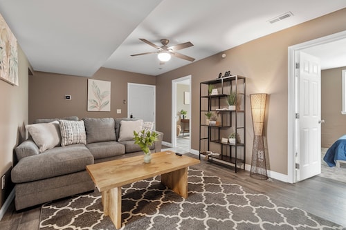 Lovely 2-bedroom apartment with WIFI/PRIVATE PARKING/LAUNDRY