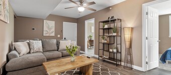 Lovely 2-bedroom apartment with WIFI/PRIVATE PARKING/LAUNDRY