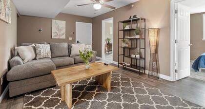 Lovely 2-bedroom apartment with WIFI/PRIVATE PARKING/LAUNDRY