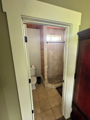 Dutxa, assecador de cabells, tovalloles i paper higiènic