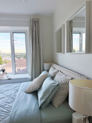4 bedrooms, desk, iron/ironing board, WiFi