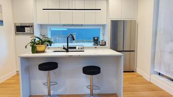 Een koelkast, een magnetron, een oven, een kookplaat