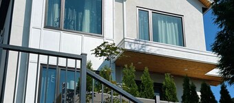 Roger & May's Cabin in Vancouver