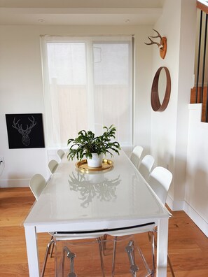 Dining - Roger & May's Cabin in Vancouver (Vancouver)