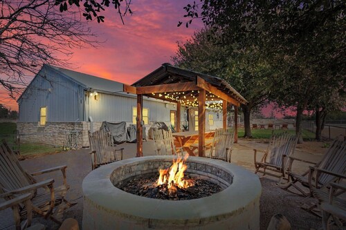 42-acre Luxury Ranch Retreat & tiny home, sleeps 15, Pool, in Waco/China Spring
