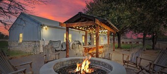 42-acre Luxury Ranch Retreat & tiny home, sleeps 15, Pool, in Waco/China Spring