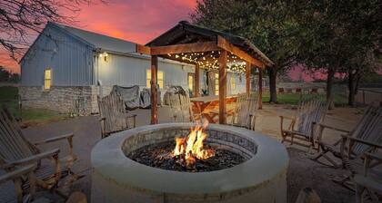 42-acre Luxury Ranch Retreat & tiny home, sleeps 15, Pool, in Waco/China Spring