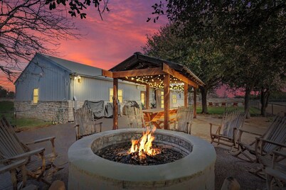 42-acre Luxury Ranch Retreat & tiny home, sleeps 15, Pool, in Waco/China Spring