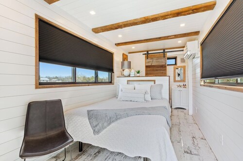 Magnolia Ranch Waco, a 42-acre Luxury Ranch Retreat & tiny home, sleeps 15, pool