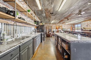 Micro-ondes, four, plaque de cuisson, lave-vaisselle