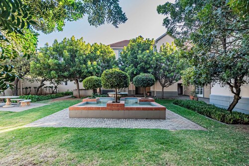 Loft on Grosvenor
Modern 1 bedroom loft apartment in Hatfield, Pretoria