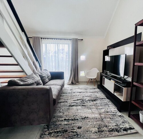 Loft on Grosvenor
Modern 1 bedroom loft apartment in Hatfield, Pretoria