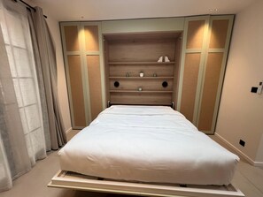 3 عدّة غرف نوم ومكواة/لوح كي وواي فاي وملاءات أسرّة