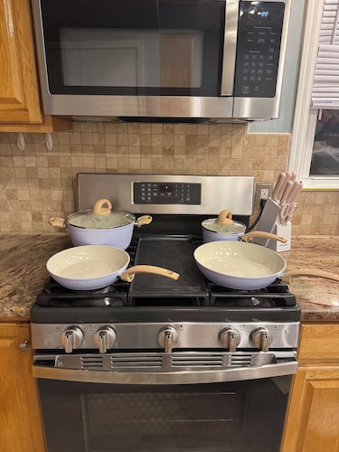 3 Bedroom 1st Floor Apartment with Parking - 30 Min to NYC & Stadiums