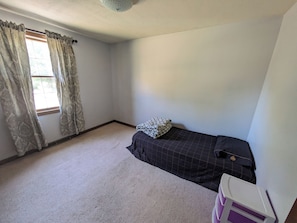 4 bedrooms, bed sheets