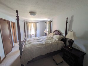 4 bedrooms, bed sheets - Big house in a quiet neighborhood, close to grocery and resteraunts, 6 mi to HOF (Canton)