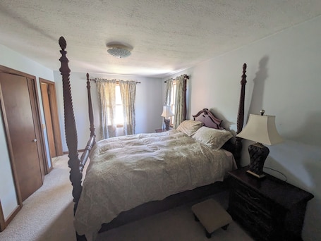 4 bedrooms, bed sheets. Big house in a quiet neighborhood, close to grocery and resteraunts, 6 mi to HOF