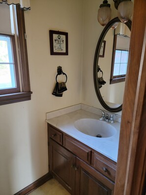 Towels, toilet paper - Big house in a quiet neighborhood, close to grocery and resteraunts, 6 mi to HOF (Canton)