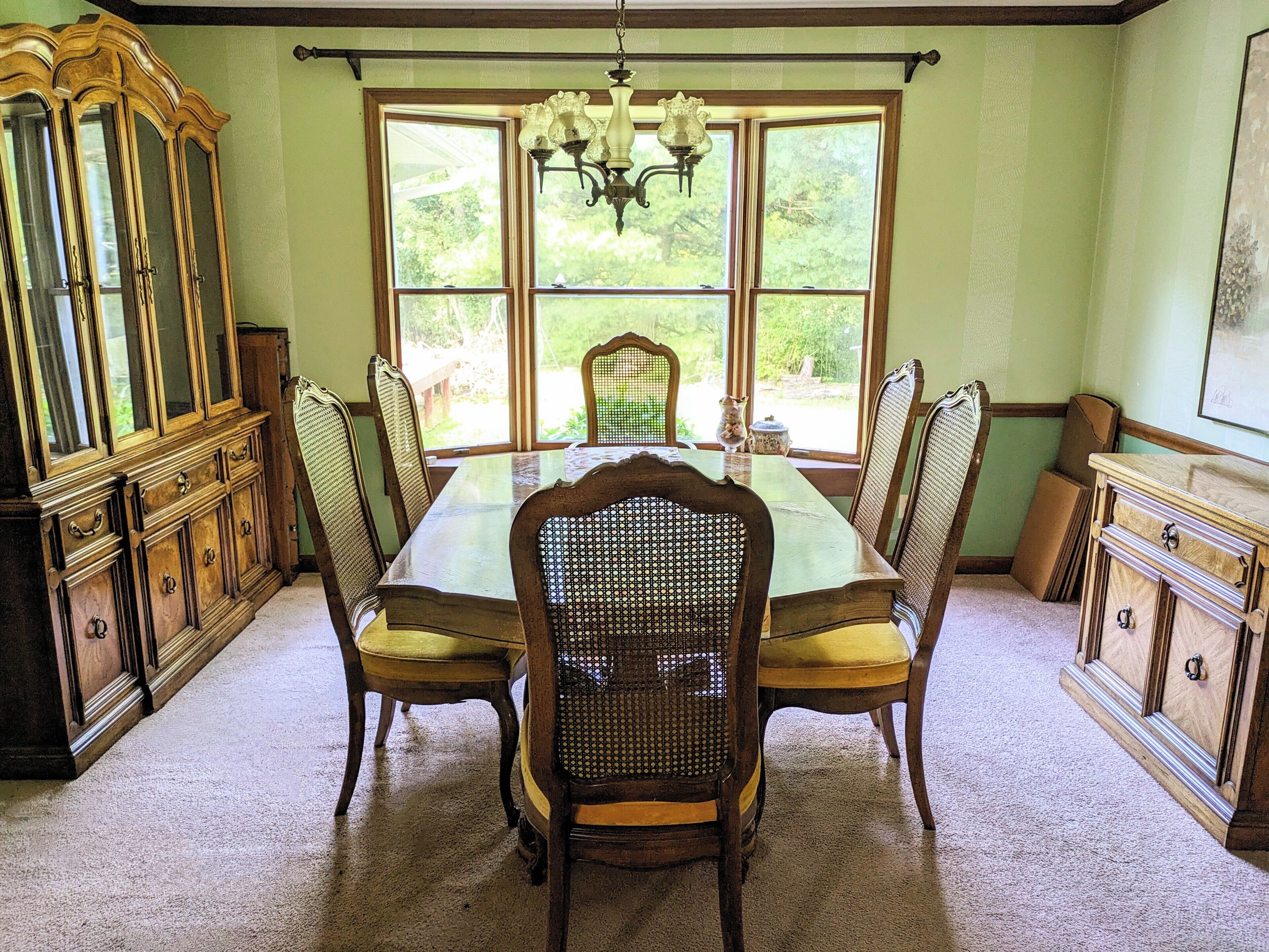 Dining. Big house in a quiet neighborhood, close to grocery and resteraunts, 6 mi to HOF