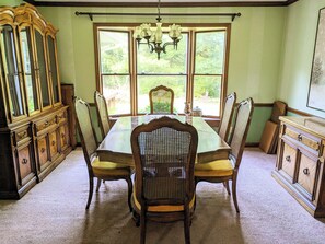 Dining - Big house in a quiet neighborhood, close to grocery and resteraunts, 6 mi to HOF (Canton)