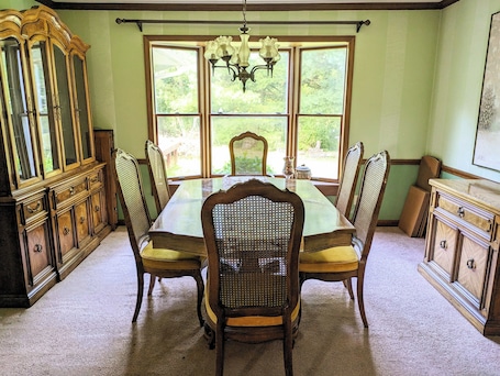 Dining. Big house in a quiet neighborhood, close to grocery and resteraunts, 6 mi to HOF