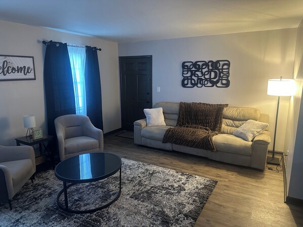 Smart TV - Cozy 2 bedroom retreat just a short walk to Rome’s historic downtown (Rome)