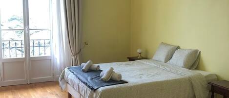 1 bedroom, desk, WiFi, bed sheets