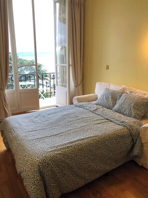 1 bedroom, desk, WiFi, bed sheets