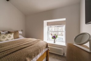 2 bedrooms, iron/ironing board, travel cot, WiFi