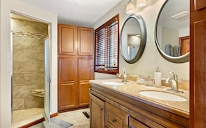 Regadera, secadora de cabello, toallas, jabón 