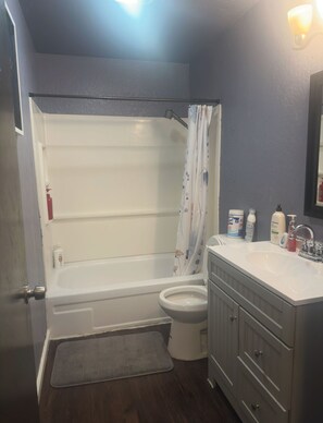 Haartrockner, Handtücher, Seife, Toilettenpapier