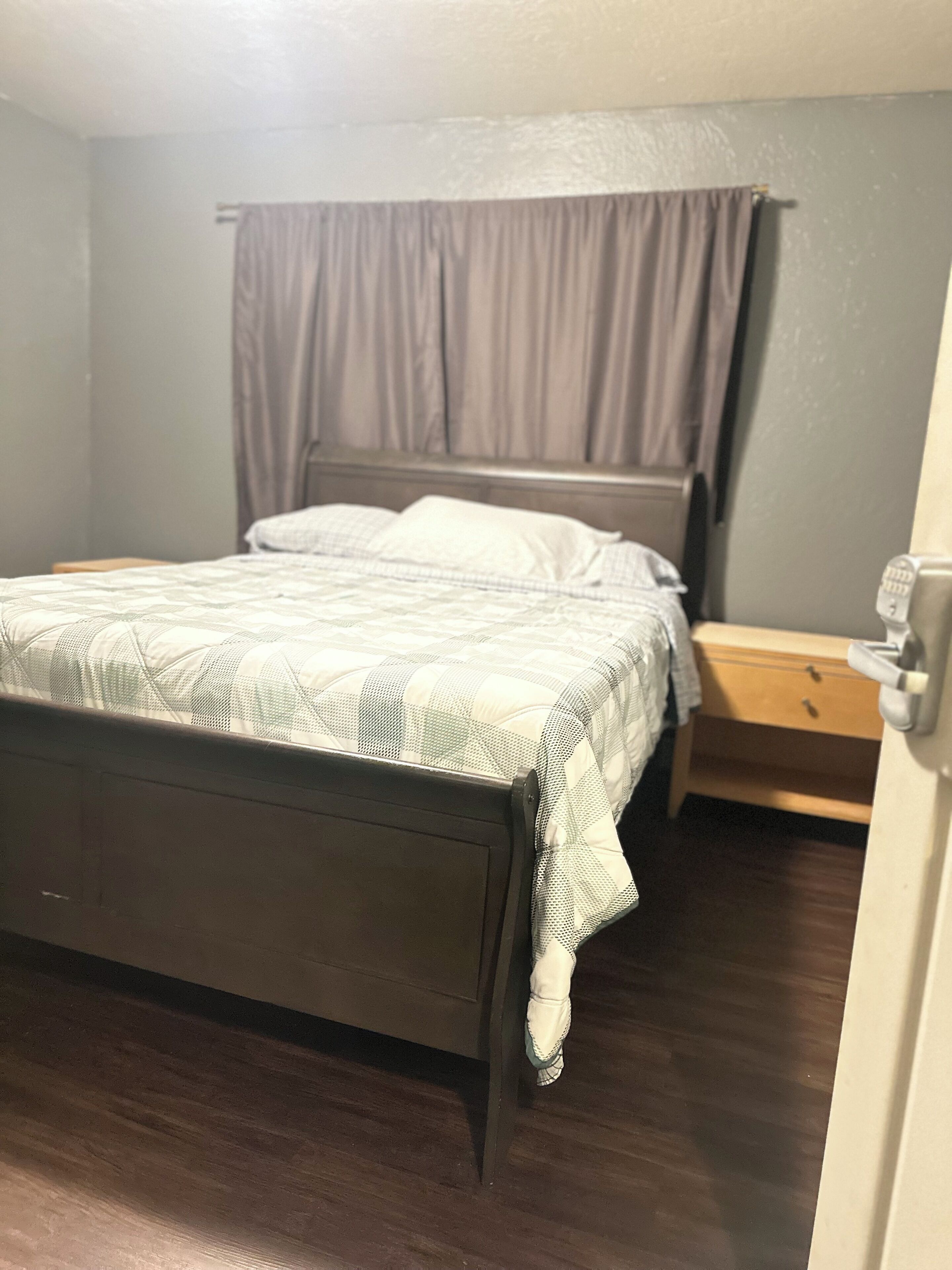 2 bedrooms, internet, bed sheets