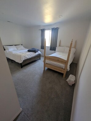 6 bedrooms, iron/ironing board, Internet, bed sheets
