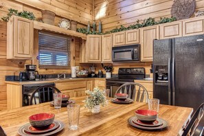 Mikrobølgeovn, ovn, kokeplater og oppvaskmaskin