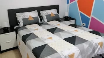 Decoración personalizada, muebles diferentes y cortinas blackout