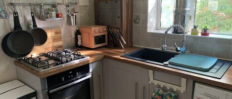 Microonde, forno, piano cottura, lavastoviglie