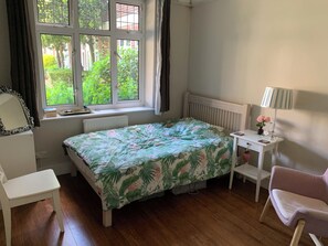3 habitaciones, tabla de planchar con plancha, wifi y ropa de cama 