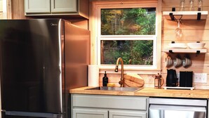 Fridge, microwave, oven, stovetop - The Laurel  A private retreat for two! Scenic mornings. (Fannin County)