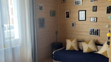 5 bedrooms, iron/ironing board, internet, bed sheets