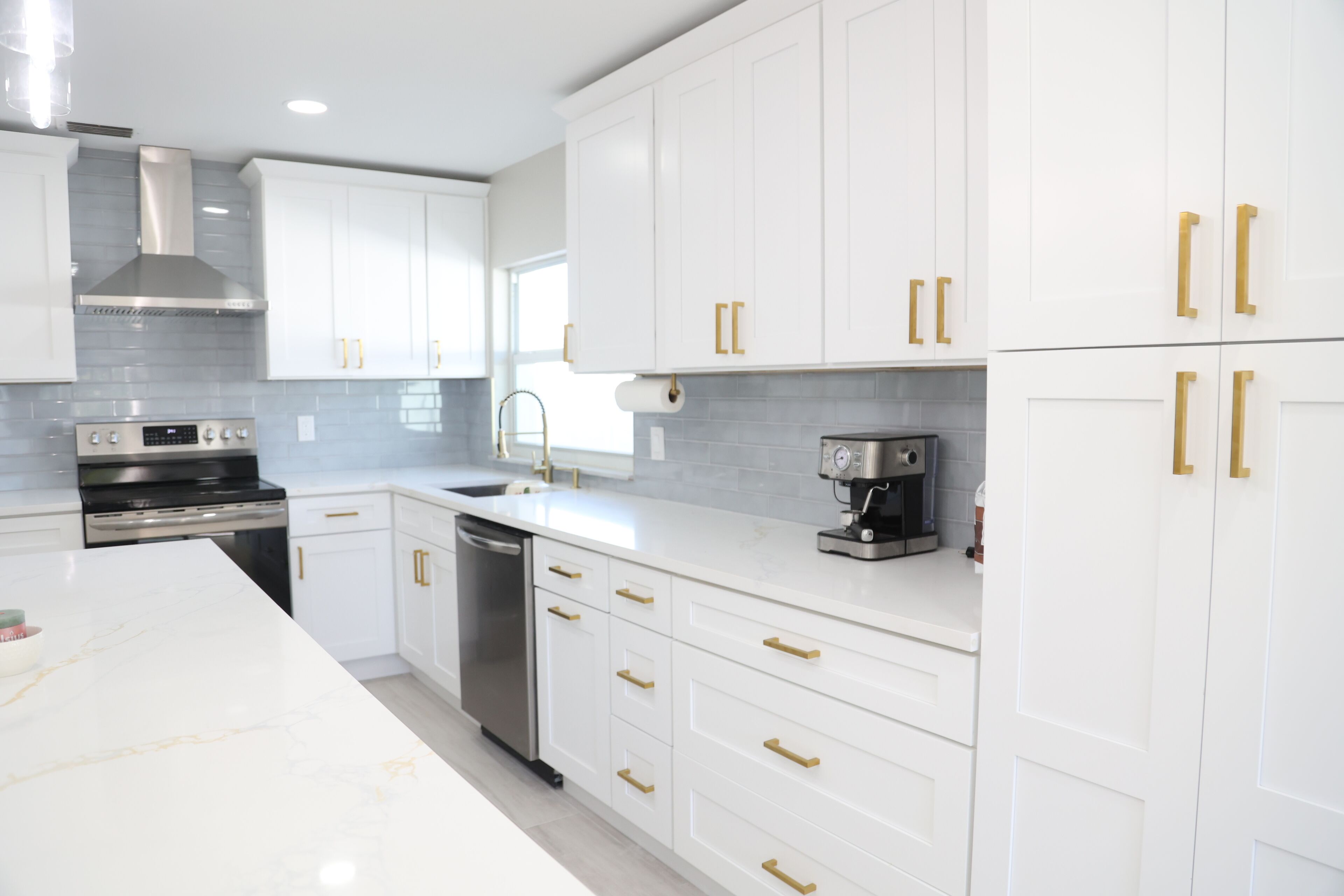 Refrigerador, microondas, horno y parrilla de estufa 