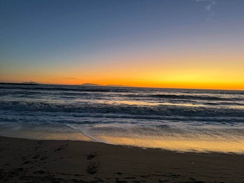 Sea Glass Beach House, Walk to Beach & Harbor