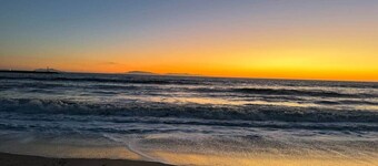 Sea Glass Beach House, Walk to Beach & Harbor