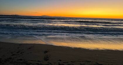 Sea Glass Beach House, Walk to Beach & Harbor