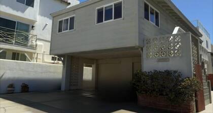 Sea Glass Beach House, Walk to Beach & Harbor