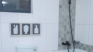 Een douche, handdoeken, toiletpapier